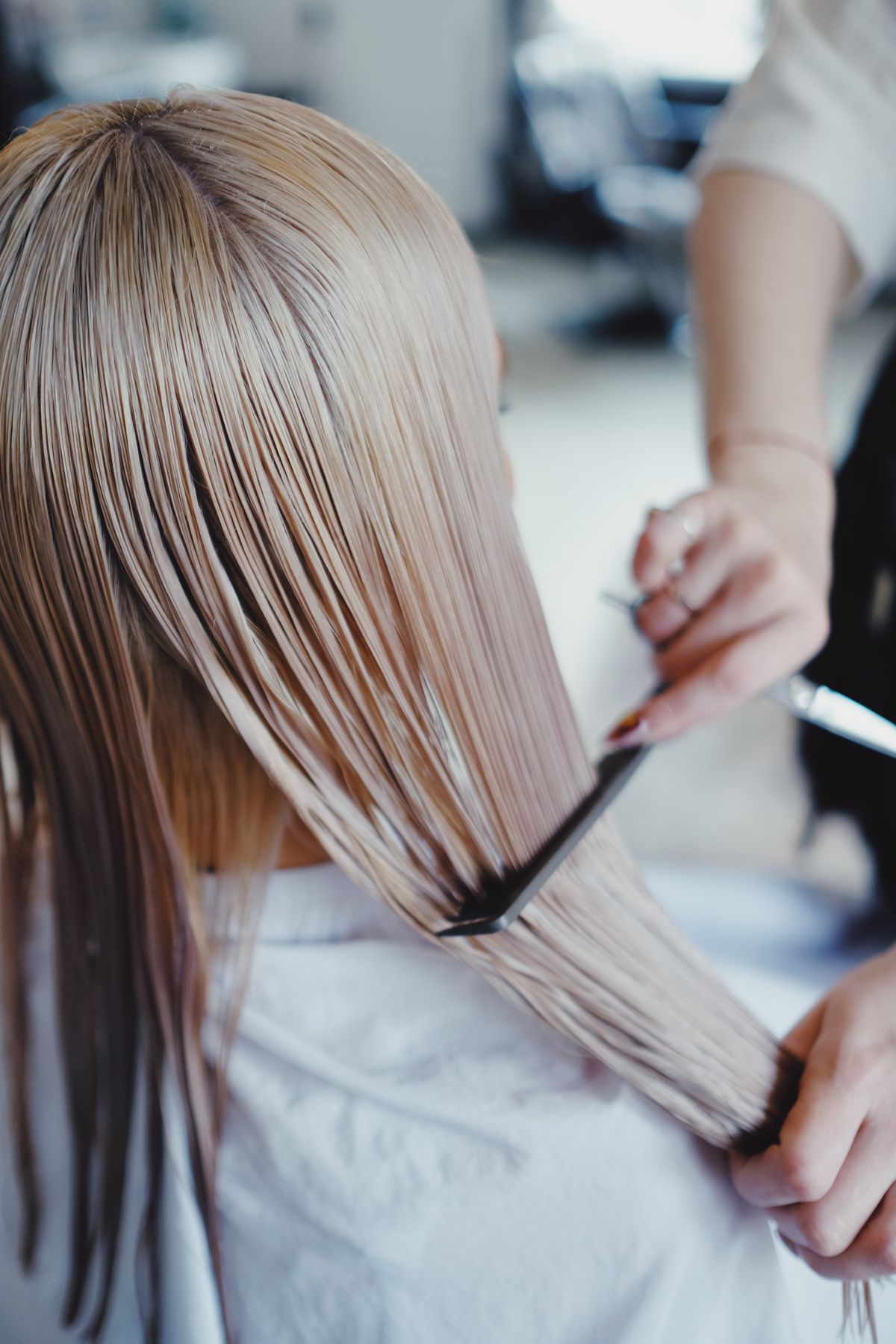 ロングヘアを後ろからコーミングする様子