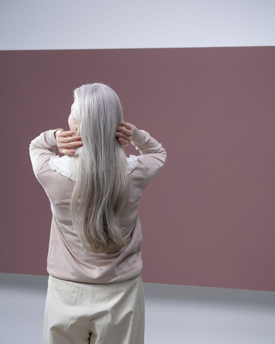 グレイヘアを活かしたロングスタイルの後ろ姿